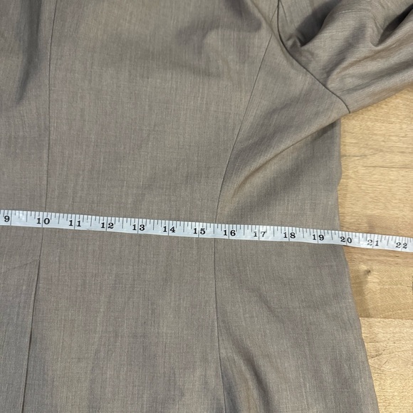 Kate Hill Women's Beige Blazer with Polka Dot Lining - Picture 12 of 13